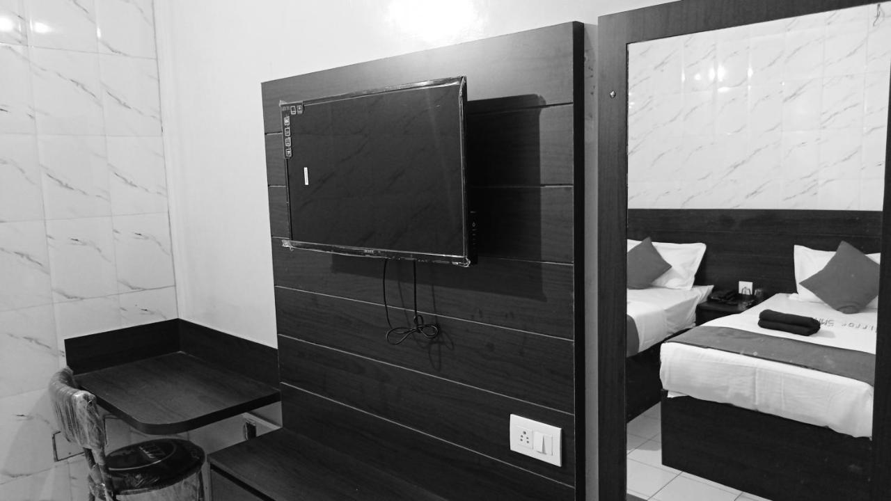 Hotel Om Palace - Couple Friendly & Local Id Accepted Τζαϊπούρ Εξωτερικό φωτογραφία