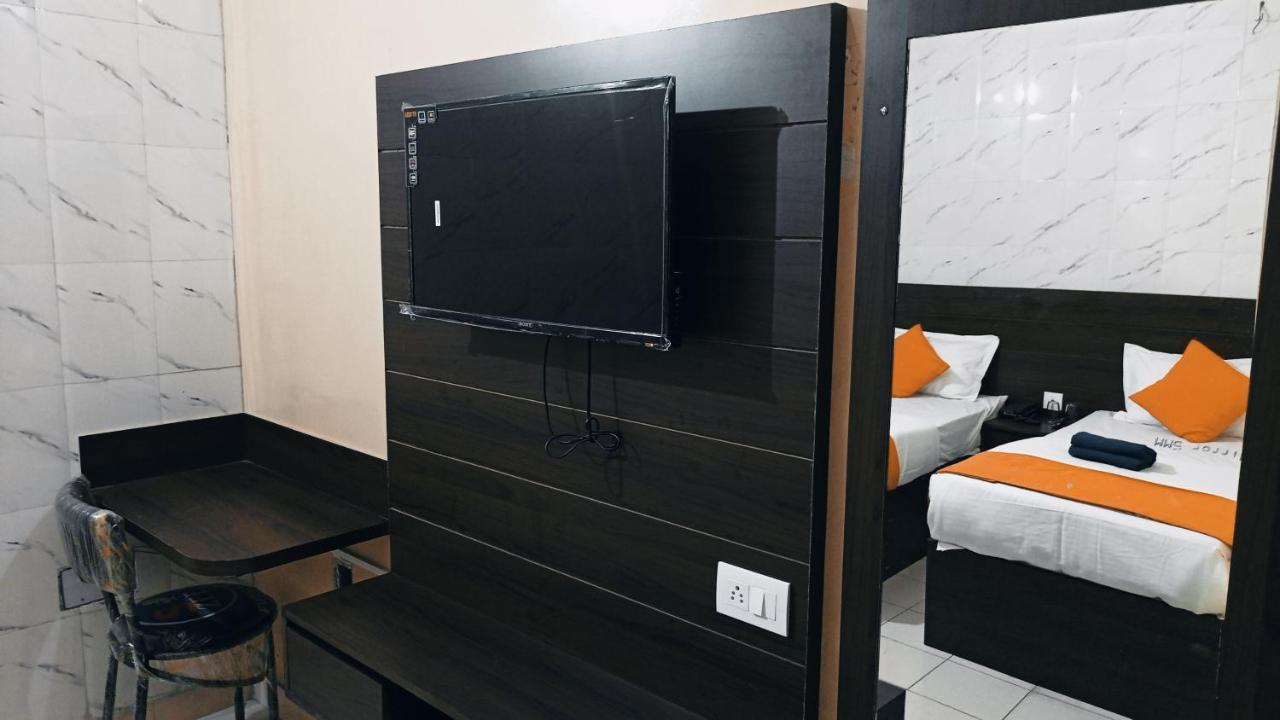 Hotel Om Palace - Couple Friendly & Local Id Accepted Τζαϊπούρ Εξωτερικό φωτογραφία