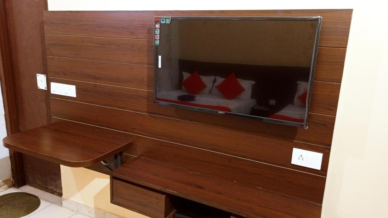 Hotel Om Palace - Couple Friendly & Local Id Accepted Τζαϊπούρ Εξωτερικό φωτογραφία