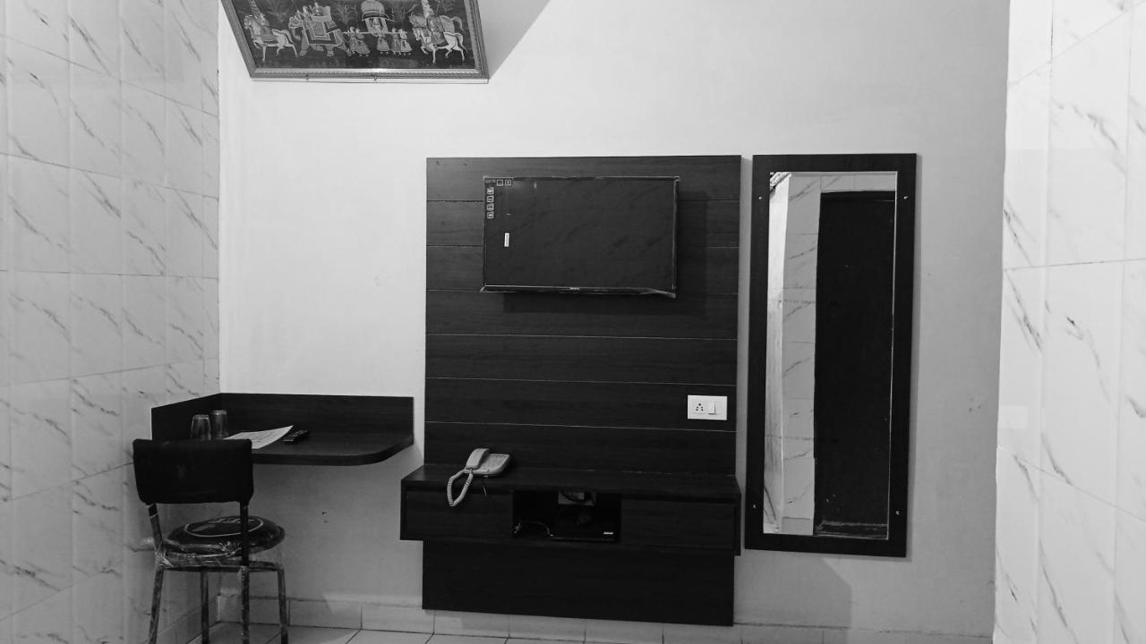 Hotel Om Palace - Couple Friendly & Local Id Accepted Τζαϊπούρ Εξωτερικό φωτογραφία
