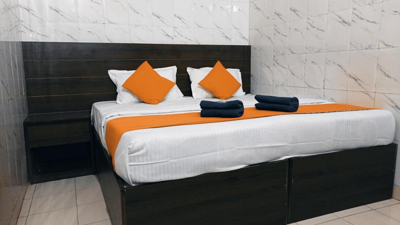 Hotel Om Palace - Couple Friendly & Local Id Accepted Τζαϊπούρ Εξωτερικό φωτογραφία